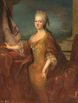 Cette image représente un portrait d'une femme, probablement de l'aristocratie, vêtue d'une somptueuse robe orange décorée d'ornements brodés. Elle a les cheveux coiffés en boucles, ornés de fleurs. Son expression est douce et sereine, et elle se tient légèrement tournée vers la gauche, main posée sur un meuble. En arrière-plan, on peut voir un paysage qui donne une impression de profondeur. L'atmosphère est élégante et raffinée, typique des portraits de l'époque.