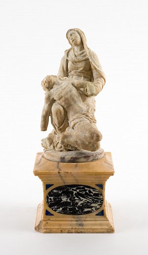 Cette image représente une sculpture en marbre, probablement une Pietà, où la Vierge Marie est assise, tenant le corps du Christ après la crucifixion. Marie a une expression de tristesse et de compassion alors qu'elle regarde le corps de son fils. Le socle est décoré de marbre aux nuances dorées et comprend des éléments en marbre noir et des motifs. L'ensemble évoque une profonde émotion et une grande maîtrise artistique.