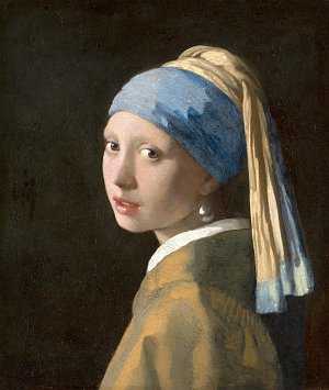 Cette image représente le célèbre tableau "La Jeune Fille à la perle" de Johannes Vermeer. L'œuvre montre une jeune femme tournée légèrement sur le côté, portant un turban bleu et une perle pendante à son oreille. Son expression est captivante, et le contraste entre les couleurs vives de son vêtement et le fond sombre met en valeur son visage délicat. La lumière joue sur ses traits, ajoutant une finesse à l'ensemble. Ce tableau est souvent décrit comme un chef-d'œuvre du portrait lumineux et intime.