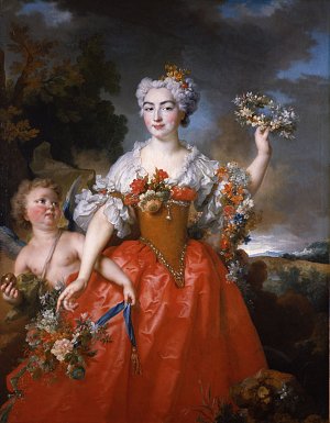 Cette image représente une femme vêtue d'une robe ornée de fleurs colorées, avec un corsage ajusté et une jupe ample de couleur rouge. Elle sourit avec une expression joyeuse et tient une couronne de fleurs dans une main tout en portant un bouquet dans l'autre. À côté d'elle, un angelot, qui semble l'observer avec admiration, est paré d'une draperie légère. L'arrière-plan présente un paysage naturel, avec des arbres et un ciel nuageux, ajoutant une dimension romantique à la scène. L'ensemble dégage une atmosphère de fête et de célébration de la nature.