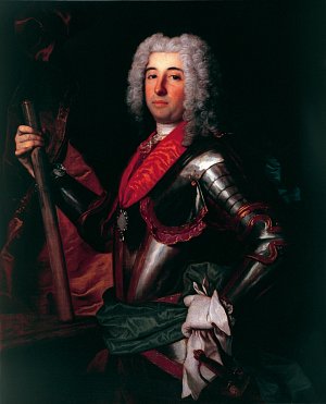 L'image montre un homme en armure, probablement un noble ou un militaire du XVIIIe siècle. Il porte une armure décorée, accompagnée d'une cape ou d'un manteau. Son visage, coiffé de cheveux blancs bouclés, est serein et confiant. Il tient une épée dans une main et semble se tenir debout dans une posture majestueuse, ce qui suggère une position de pouvoir ou de dignité. Les couleurs de son habillement sont riches et ornées, typiques de la mode de cette époque. L'arrière-plan est sombre, mettant en valeur la figure principale.