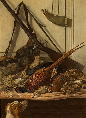 L'image représente une nature morte, mettant en scène un fusil posé contre le mur, accompagné de quelques accessoires de chasse. Au premier plan, on peut voir une variété d'oiseaux chassés, tels que des faisans et des perdrix, soigneusement disposés sur une surface. Un chien est également visible, ajoutant une touche de vie à la composition. Les couleurs sont terreuses et naturelles, évoquant l'atmosphère de la chasse et la connexion à la nature.