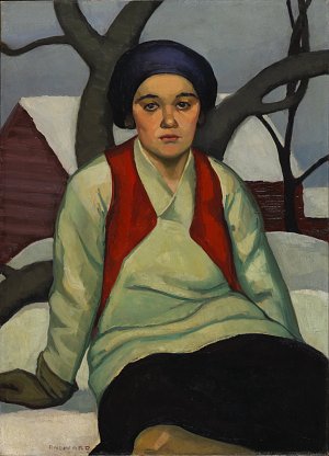 L'image représente un tableau d'un jeune femme assise dans une neige, avec un arbre en arrière-plan. Elle porte un chemisier clair et un gilet rouge, et sa coiffure est recouverte d'un bonnet bleu foncé. Son expression est pensive et son regard est dirigé vers l'avant. Le fond montre une architecture simple, probablement une grange, suggérant une ambiance rurale et hivernale. Les couleurs sont plutôt intenses, avec un contraste entre les vêtements de la femme et le paysage environnant.