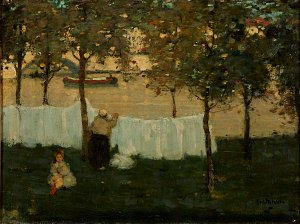 L'image représente une scène en plein air, probablement un jardin ou un parc. On y voit une femme accrochée à une corde à linge, en train de pendre du linge blanc. À proximité, une petite fille est assise sur l'herbe, semblant jouer ou observer. Les arbres entourent la scène, ajoutant une touche de verdure à l'ambiance. En arrière-plan, on aperçoit une étendue d'eau et éventuellement un bateau. La palette de couleurs est douce et légèrement nostalgique, capturant un moment tranquille de la vie quotidienne.